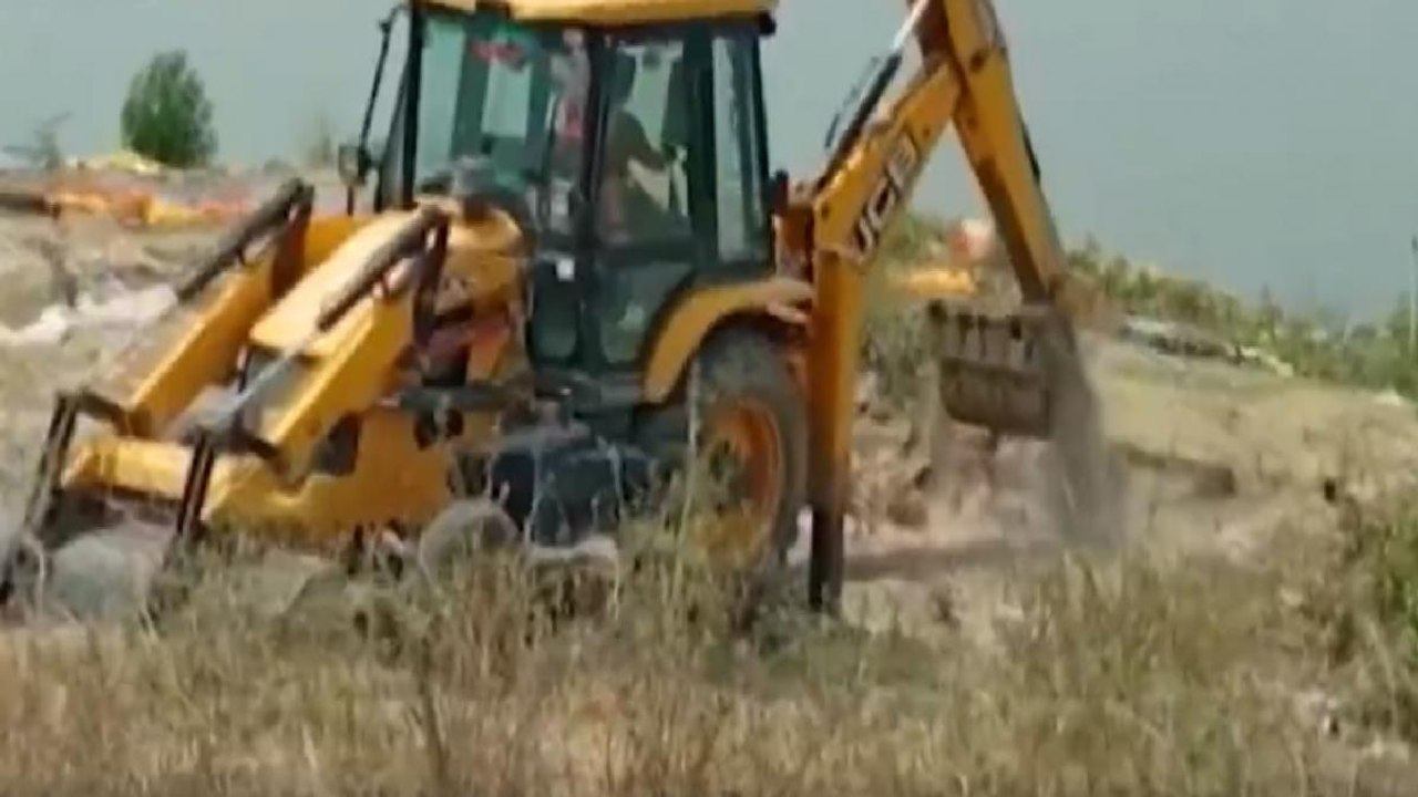 Buxar: Bodies found in Ganga buried with the help of JCB