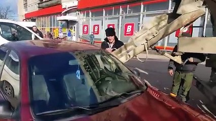 Aracını yolun ortasına parkeden sürücüye bakın ne yaptılar...