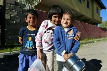 - Çocukların bayram şekeri Kızılay'dan