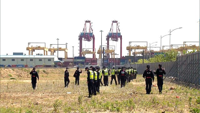 경찰, 노래주점 살해 피해자 유기 추정 인천신항 수색 돌입 / YTN