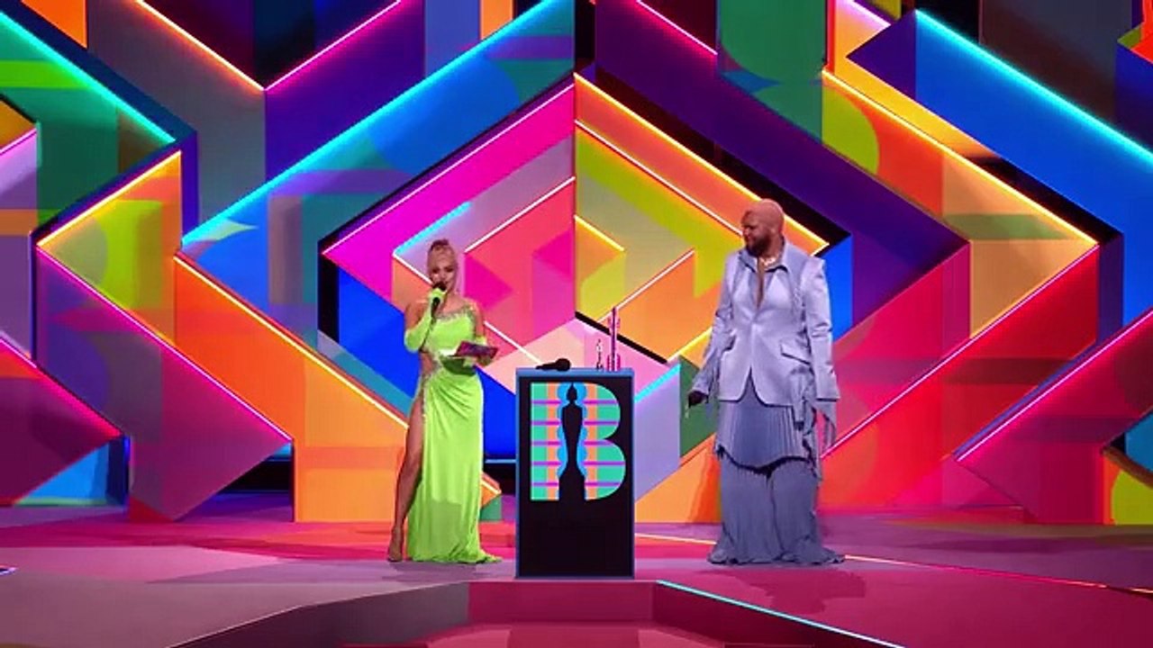 La chanteuse Dua Lipa rafle deux titres, dont celui du très convoité "meilleur album britannique", lors de la 41e édition des Brit Awards