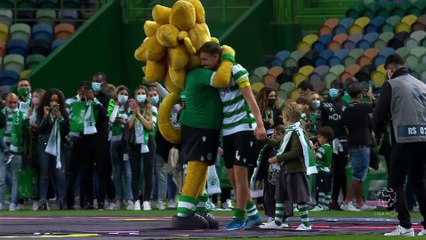 Moment: Sporting lift Primeira Liga trophy for first time in 19 years