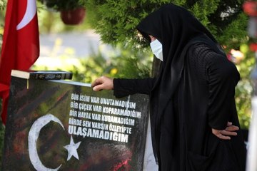 Şehit aileleri, şehitliğe koştu