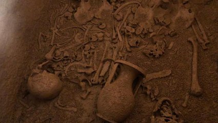 Kapağını Bakan Ersoy açmıştı! 2 bin 400 yıllık lahitin içinden servet çıktı