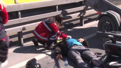 Motosikletli genç E-5 karayolunda uyarı levhasına çarptı