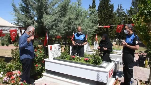 Gaziantep, Malatya, Kahramanmaraş ve Adıyaman'daki şehitliklerde hüzünlü Ramazan Bayramı arifesi
