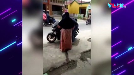 Pemuda Ini Pura-Pura Beli Bensin Eceran untuk Bertemu Ibunya