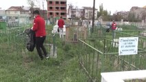 Kızılay gönüllüleri mezarları onarıp çevre temizliği yaptı