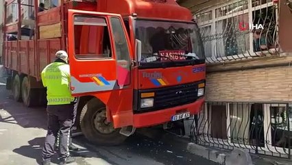 İstanbul'da freni boşalan kamyonet dehşet saçtı