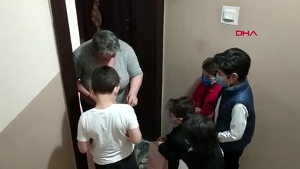 Son dakika haberleri... DIŞARIYA ÇIKAMAYAN ÇOCUKLAR, KENDİ APARTMANLARINDA ŞEKER TOPLADI