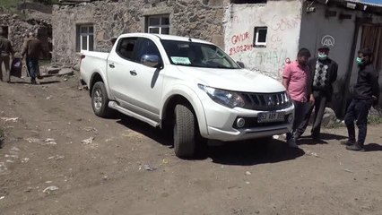 Sarıkamış'ta "tam kapanma" sürecinde sokak hayvanlarına mama desteği