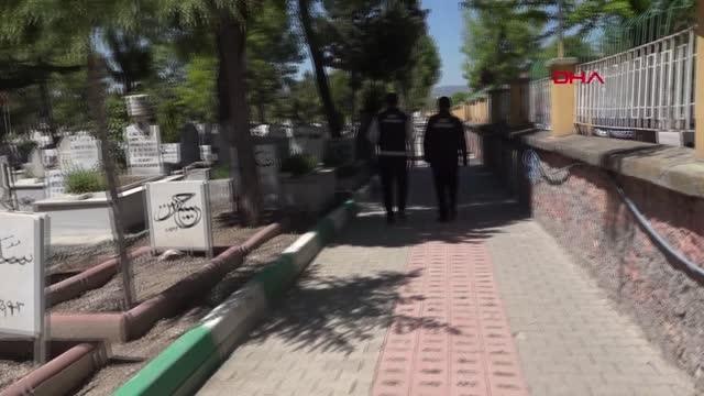 YASAĞA RAĞMEN DUVARLARDAN ATLAYARAK MEZAR ZİYARETİ YAPTILAR