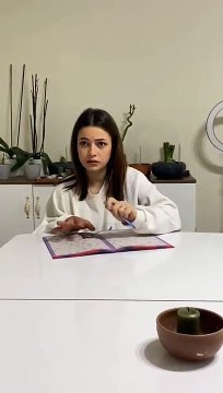 Une fille avec une main enflée