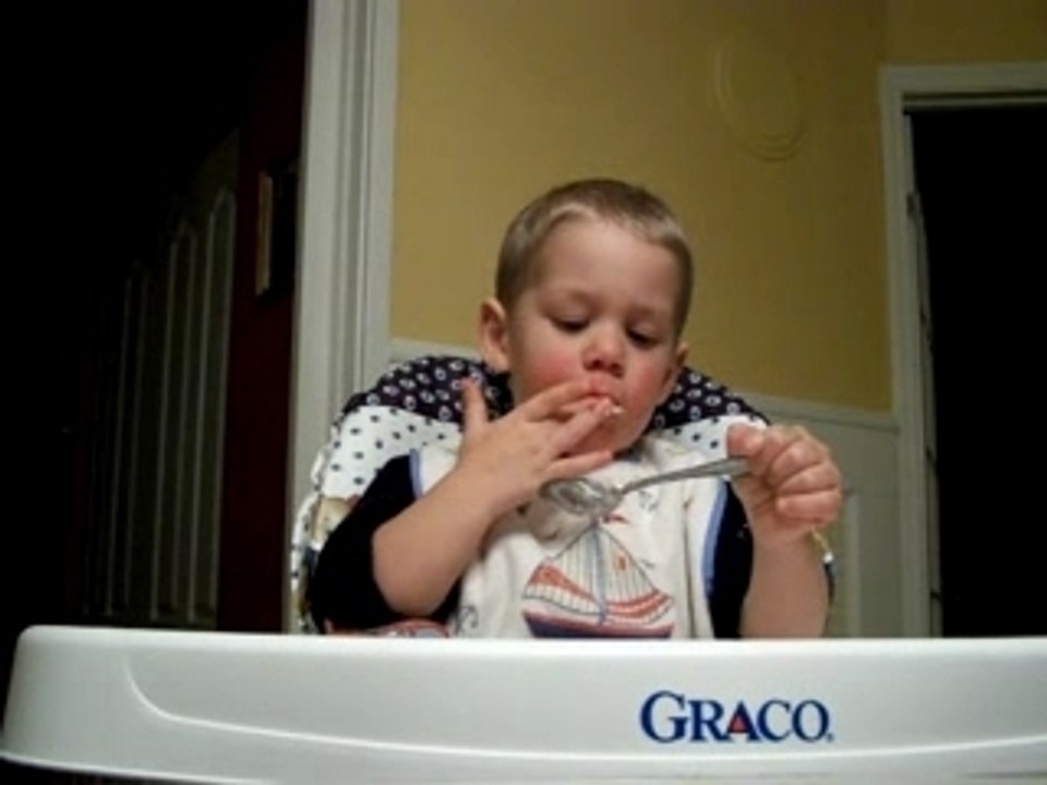 Loïc mange son gâteau 2 ans