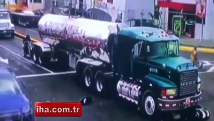 Motosikletlinin inanılmaz kurtuluşu kamerada