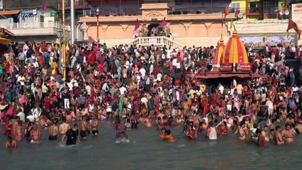 Índia estende rede para resgatar vítimas da covid-19 no Ganges