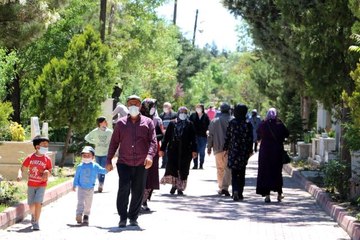 Niğde'de Belediyeden mezarlıkları ziyaret edemeyenlere canlı yayın hizmeti