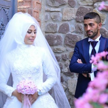 Gözü dönen koca 2 çocuğunun annesini 15 yerinden bıçakladı: Komşuları bıçağı elinden zor aldı