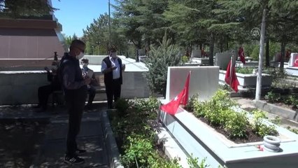 Bayram arifesinde şehit kabirlerine hüzünlü ziyaret