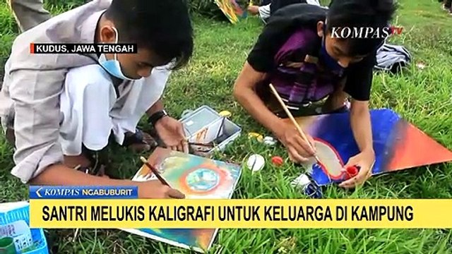Santri Melukis Kaligrafi untuk Keluarga di Kampung