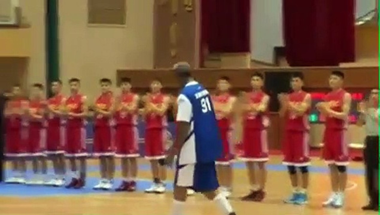 Le basketteur Dennis Rodman chante "Happy Birthday" à Kim Jong-un