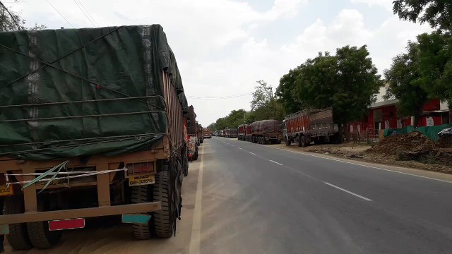 कोरोना इफेक्ट: श्रमिकों बगैर गेहूं से लदे ट्रक कैसे कराए खाली