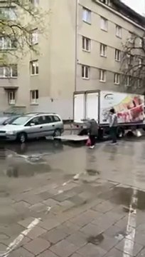 Ce livreur aide une mamie à traverser une énorme flaque... beau geste