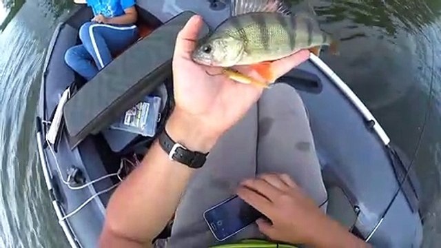 Ce jeune pêcheur fait une énorme bêtise...