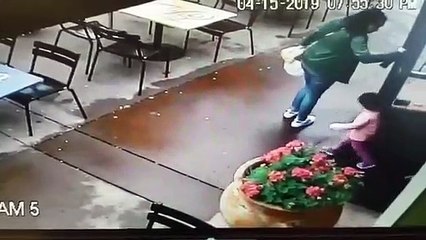 Cette maman et ses enfants qui sortent d'un restaurant évitent le pire