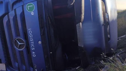 Devrilen tırın şoförü öldü