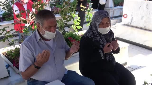 Son dakika haberleri: Şehitlikte duygulandıran bayramlaşma... Bayramda elini öpemediği babasının mezar taşını öptü