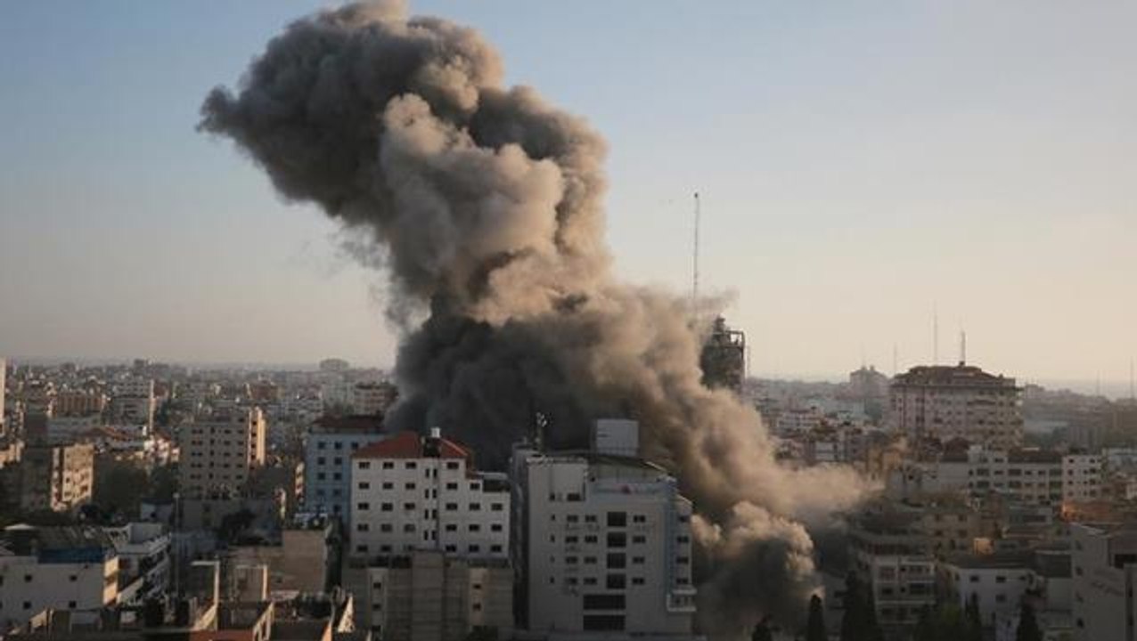 İsrail, Gazze'de sivillerin ikamet ettiği 14 katlı binayı yerle bir etti
