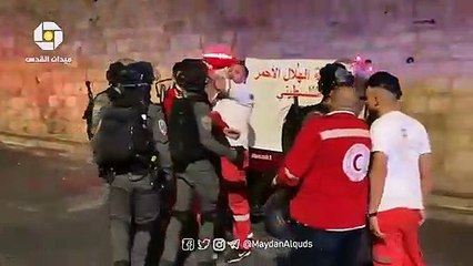 Terörist İsrail askerleri, Filistin Kızılayı'nı engelledi!