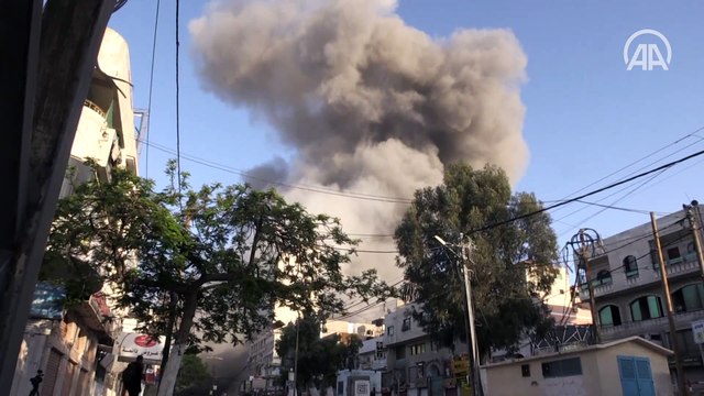 İsrail, Gazze'de sivillerin ikamet ettiği dairelerin ve ticari ofislerin bulunduğu 14 katlı binayı vurdu