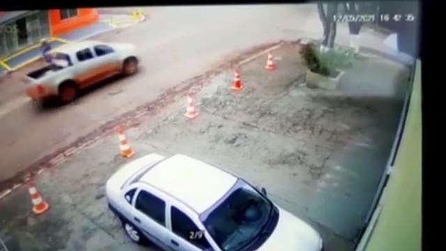 Novas imagens mostram acidente que deixou motociclista ferido no Bairro Maria Luíza