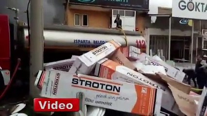 Yangından imece usulü malzeme kurtardılar