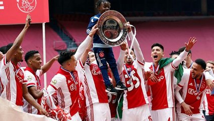Ajax'tan büyük jest! Şampiyonluk kupasını eritip taraftarlara dağıttılar