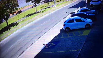 Vídeo mostra troca de tiros entre PM e criminoso em Samambaia