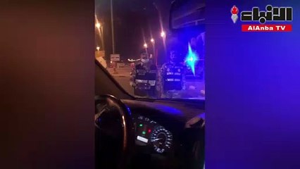 رجال الأمن يستقبلون المواطنين والمقيمين بالحلوى مع انتهاء الحظر