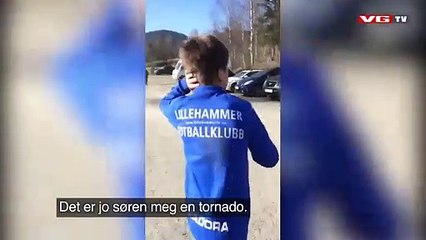 Küçük çocuk hortumun ortasında kaldı!