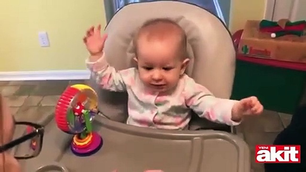 İlk kez yoğurt yiyen bebeğin sevimli tepkisi