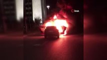 Filistinlilere saldırıları protesto etmek için İsrail Konsolosluğu önünde arabalarını ateşe verdiler