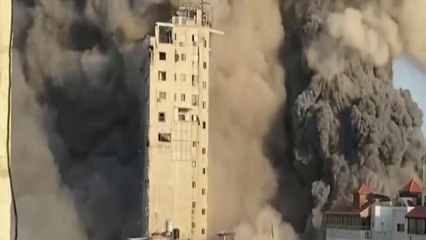 Скачать видео: Caught on Cam: Multi-storey building collapsed in Gaza