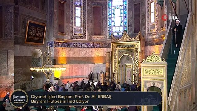 Ayasofya’da 87 yıl sonra bayram namazı kılındı; Diyanet İşleri Başkanı Erbaş minbere kılıçla çıktı