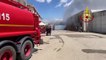 Deposito in fiamme nella zona industriale di Cagliari, le operazioni di spegnimento  dei Vigili del Fuoco