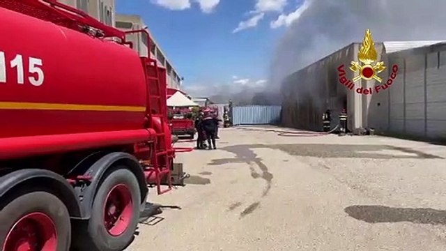 Deposito in fiamme nella zona industriale di Cagliari, le operazioni di spegnimento dei Vigili del Fuoco