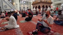 - KKTC'liler Bayram namazı için camilere akın etti