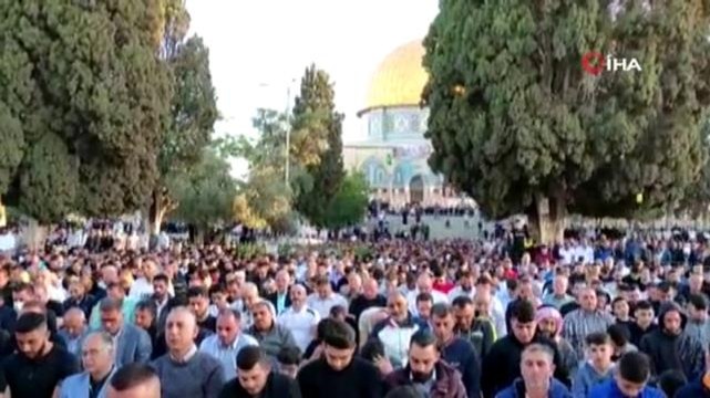 - İsrail güçlerinin ses bombalarıyla saldırdığı Mescid-i Aksa'ya bayram namazı- En az 100 bin Filistinli, Mescid-i Aksa'ya akın etti
