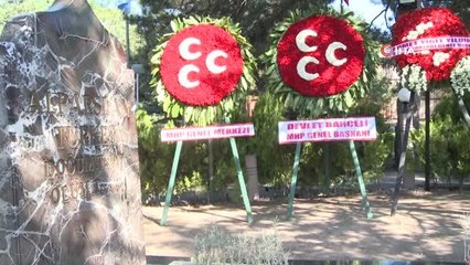 Devlet Bahçeli, bayramın ilk gününde Alparslan Türkeş'in kabrini ziyaret etti