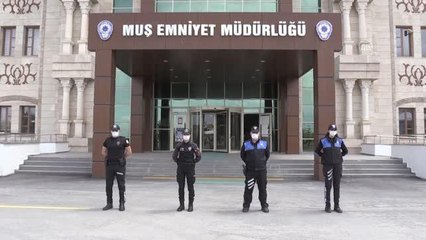 Polisler "tam kapanma" sürecinde yaşlılara devletin şefkatli elini uzatıyor